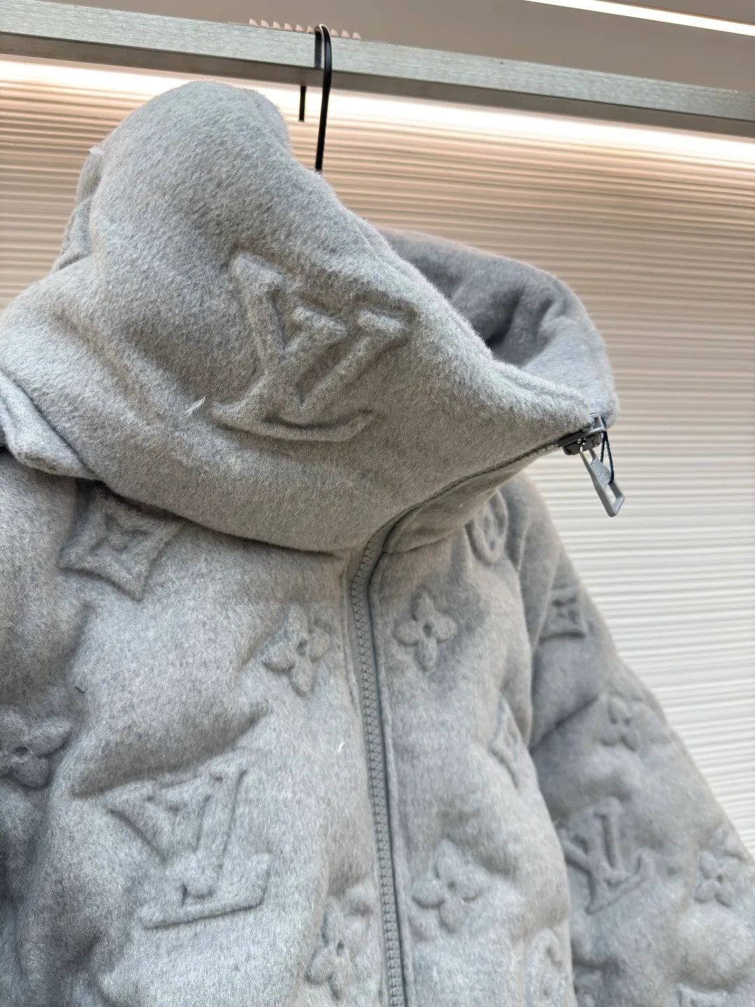 LOUIS VUITTON Presbyopic embossed embossed down jacket ●Item number: 1680535-F25 ●Material: white goose down ●Technology: embossed embossed ●Version: fitted version ●Weight: about 3320 grams ●Size: S-M-L-XL ●Description: The fabric itself contains a lot of cashmere, and the inside is filled with 90 white duck down. It is super fluffy and difficult to process. The scrap rate of embossing fabrics of different materials reaches more than 50%. The hood is detachable and the pockets have hidden zippers, which is not only warm, but also very safe. The upper body effect is very good. It does not look bloated, but it is a concave shape artifact. I also like gray clothes because gray looks very high-grade, coupled with the embossed presbyopia logo. , low-key and stylish, same style for men and women!
